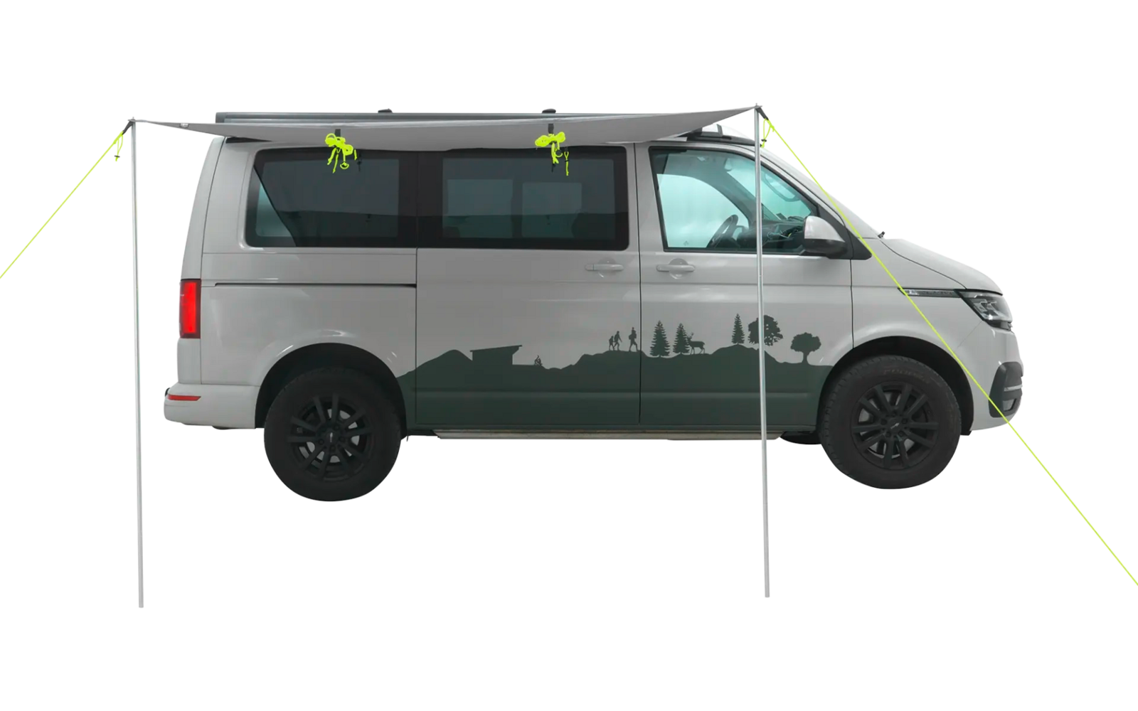 Weißer Lieferwagen mit grünen Pflanzenmotiven auf der Seite, steht vor weißer Wand