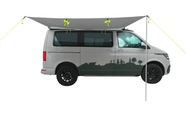 Seitliche Ansicht eines weißen und grünen Lieferwagens vor weißem Hintergrund