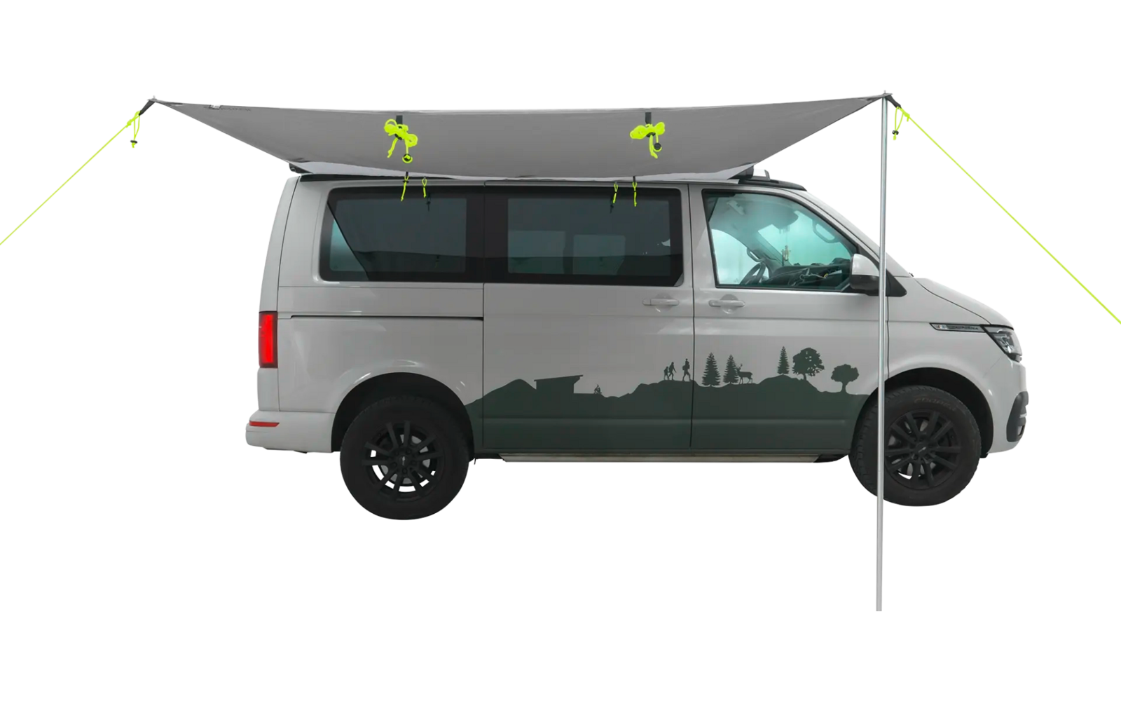 Seitliche Ansicht eines weißen und grünen Lieferwagens vor weißem Hintergrund