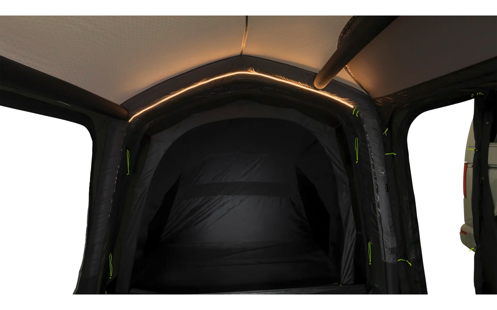 Leerer Laderaum eines Fahrzeugs mit geschlossener Rückwand