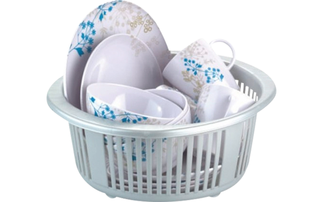 vaisselle blanche avec motif floral bleu dans un panier en plastique bleu clair