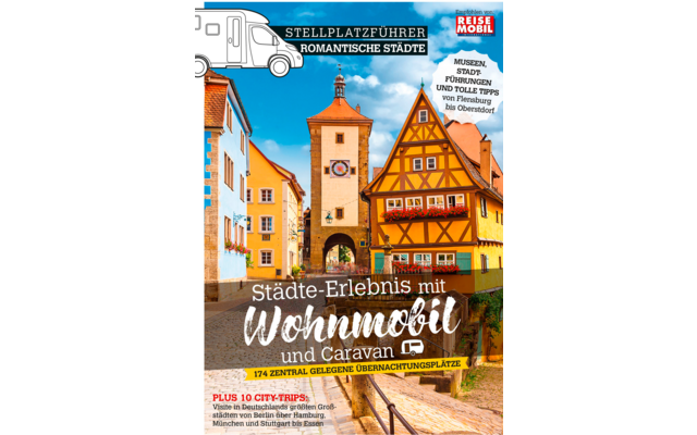 Bunte Straße mit steinernem Tor mit Uhr, gelbes Fachwerkhaus, Wohnmobil-Symbol und Schriftzug 'Städte-Erlebnis mit Wohnmobil und Caravan' vor blauem Himmel