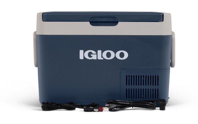 Rechteckiges blau-weißes Gehäuse mit dem Schriftzug "IGLOO" auf der Vorderseite, Lüftungsgitter unten rechts, aufgewickeltes Stromkabel an der Basis und Deckel mit eingelassener Griffmulde oben