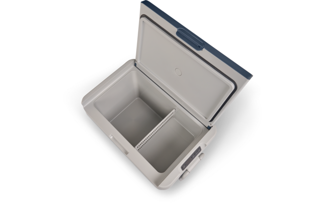 Offene weiße/hellgraue tragbare Kühlbox mit aufgeklapptem blau-grauem Deckel, Innenraum mit Trennsteg und seitlichem Bedienfeld