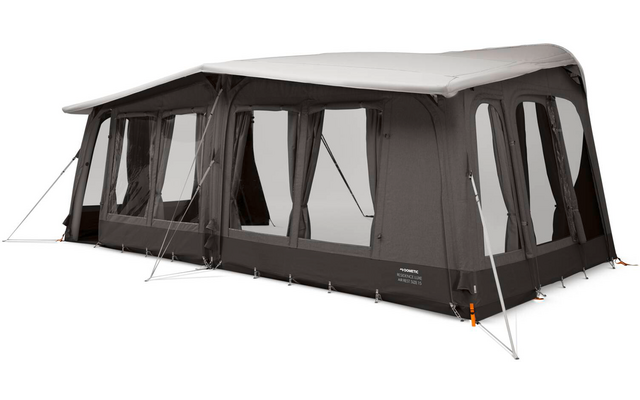 Lang grijs tent met wit dak, meerdere grote ramen met gordijnen, open ingang, scheerlijnen en grondankers