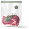 Transparenter Plastikbeutel mit grünem Verschluss und rundem Ventil, darin ein rohes Steak mit Fettäderung und ein Rosmarinzweig; Schatten darunter