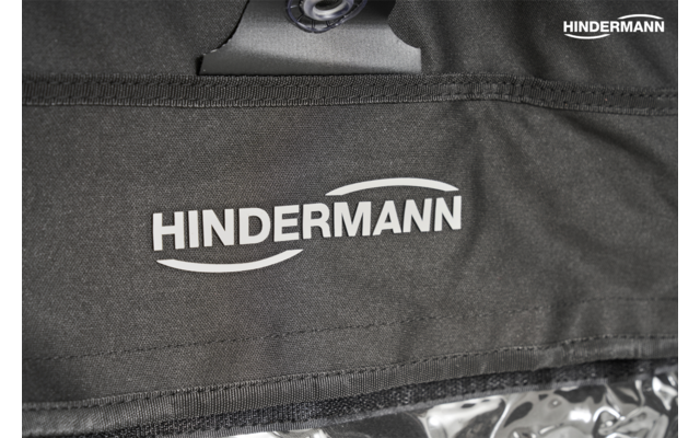 Schwarzer Stoff mit großem und kleinem weißen Schriftzug 'HINDERMANN', sichtbare Naht, Metallknopf oben und transparente Kunststoffkante unten