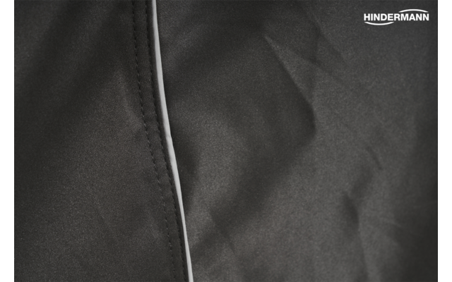 Schwarzer Stoff mit Naht und weißer Kante links, leichte Falten, Schriftzug 'HINDERMANN' oben rechts