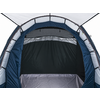 Interieur van een open tent met blauwgrijze stofwanden, zilverkleurige binnenvloer en zwarte achterwand