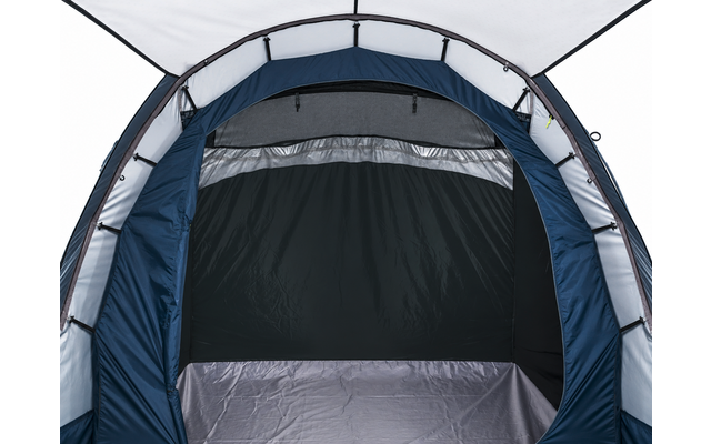 Interieur van een open tent met blauwgrijze stofwanden, zilverkleurige binnenvloer en zwarte achterwand