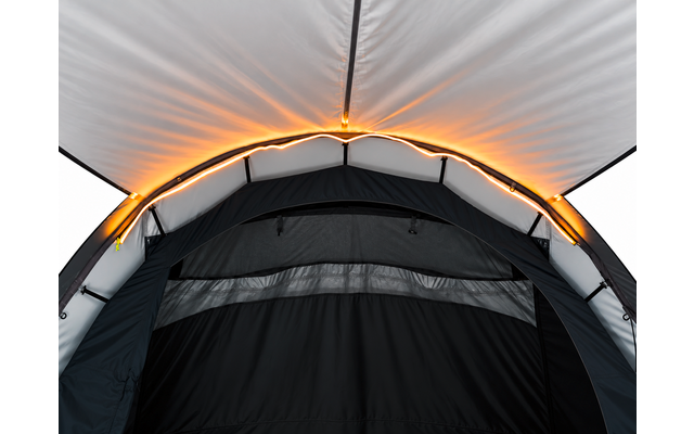 Binnenzicht van een tentdak met witte buitenstof, grijze binnenvoering, zwarte binnenwand en een oranje lichtstrip langs de dakboog
