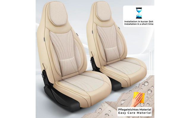Zwei beige Autositze mit gesteppten Sitz- und Rückenflächen und schwarzen Sitzbasen. Oben rechts kleines Feld mit Sanduhrsymbol und Text. Unten rechts kleines Feld mit Wassertropfen auf Stoff und Hand mit Tuch