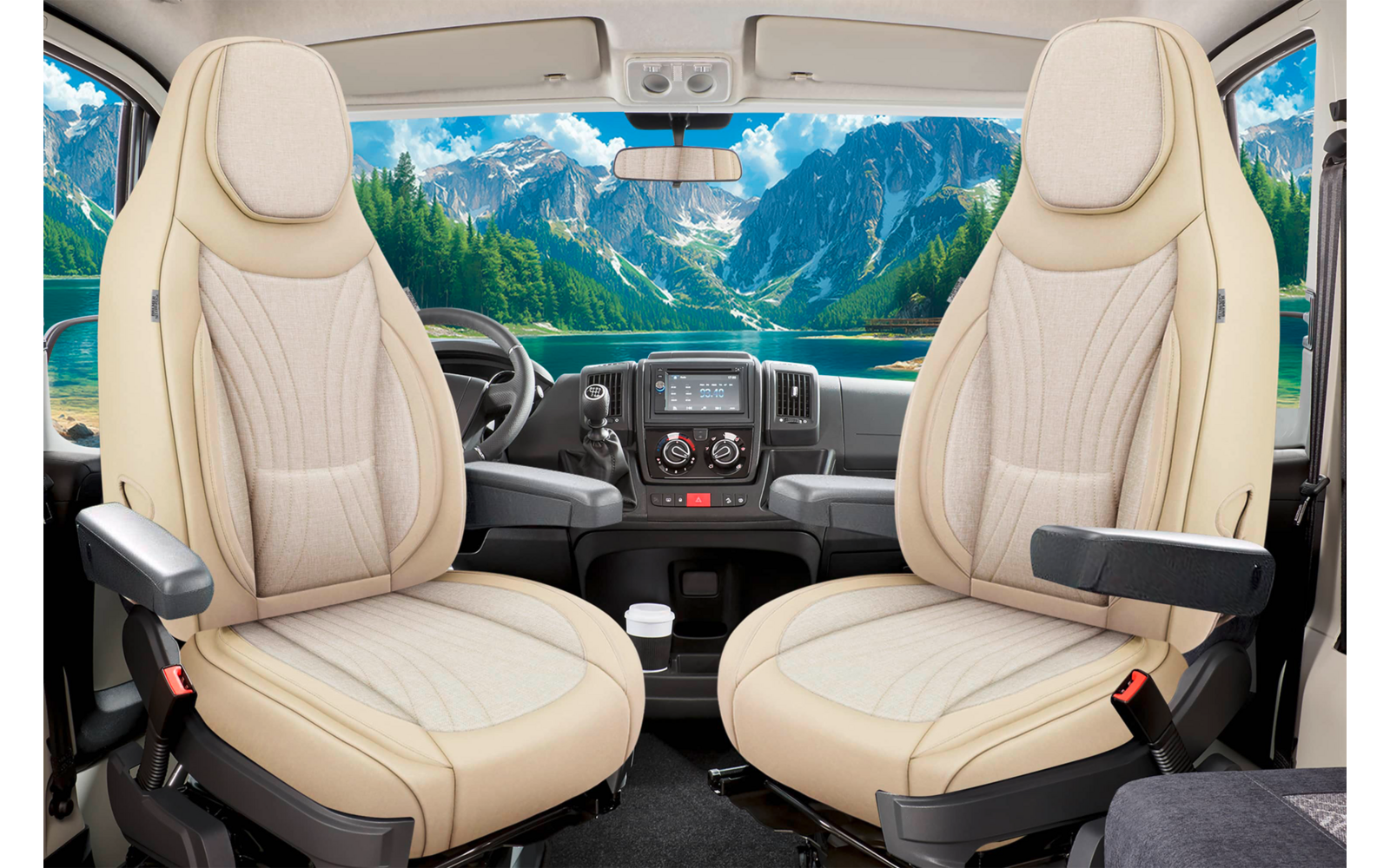 Innenraum eines Fahrzeugs mit zwei beigen Vordersitzen, Lenkrad und Armaturenbrett; durch die Windschutzscheibe sichtbar: Bergsee und Berge
