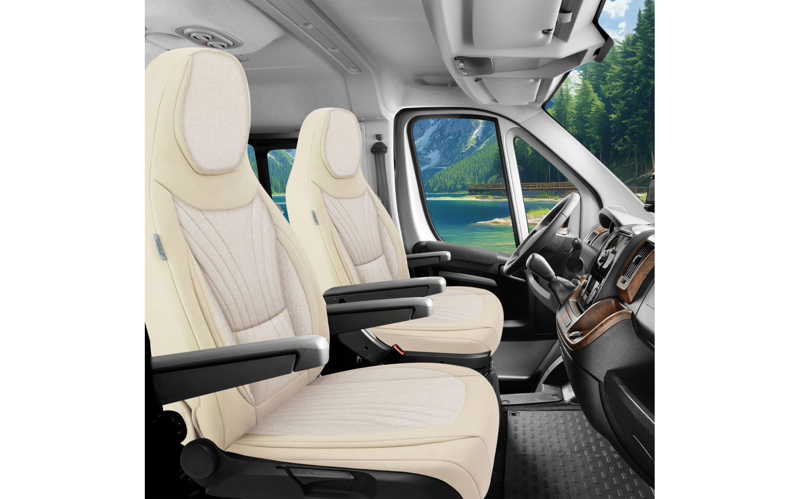 Innenansicht eines Fahrzeugs mit zwei hellbeigen Vordersitzen mit Armlehnen, Lenkrad und Armaturenbrett; durch das Fenster See, Berge und Wald