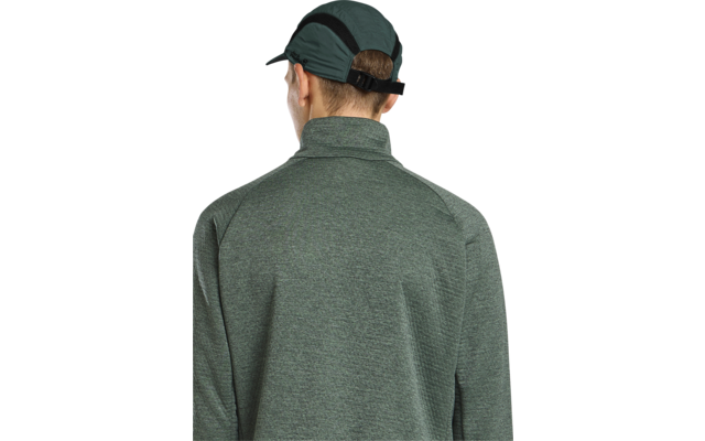 Person von hinten, trägt dunkelgrüne Baseballkappe und grün melierten Pullover mit Stehkragen