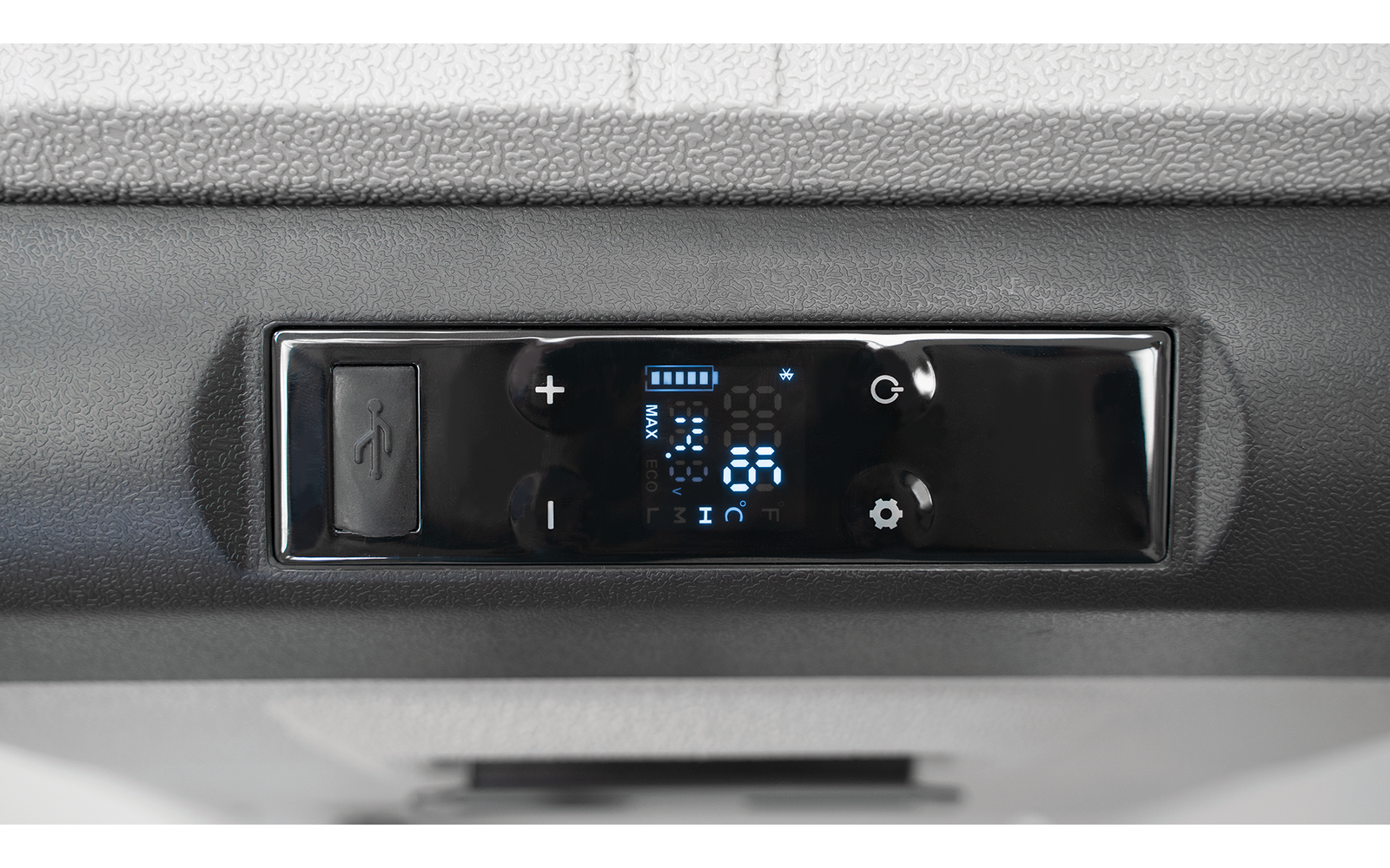 Panneau rectangulaire noir brillant avec affichage LED bleu, boutons plus et moins, icônes d'engrenage et port USB dans un revêtement gris