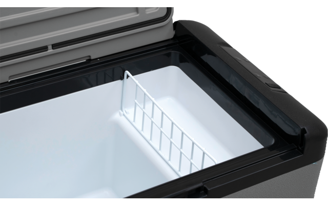 Boîte isotherme noire ouverte, intérieur blanc et séparation métallique latérale; couvercle ouvert avec poignée