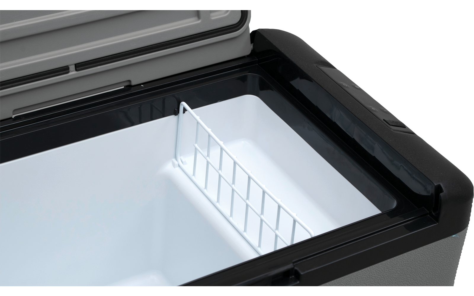 Boîte isotherme noire ouverte, intérieur blanc et séparation métallique latérale; couvercle ouvert avec poignée