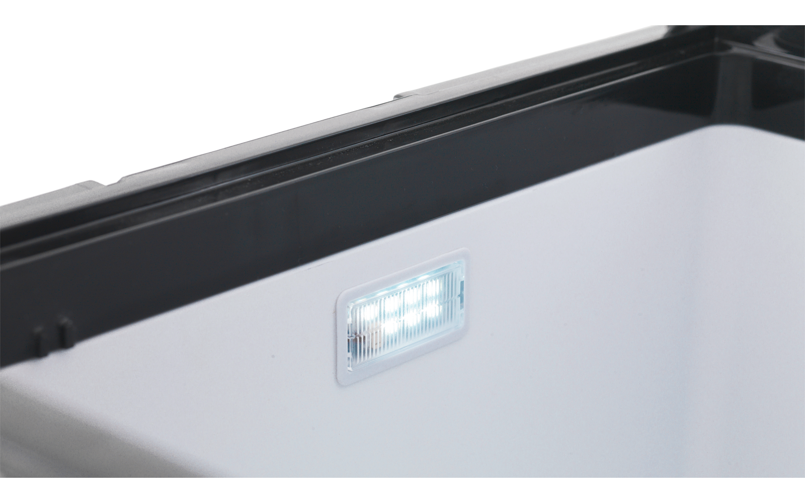 Intérieur d'une boîte blanche avec un bord noir et une lampe LED rectangulaire sur la paroi intérieure