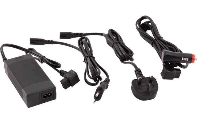 Boîtier rectangulaire noir avec plusieurs câbles noirs ; aux extrémités : connecteur coaxial rond, prise allume‑cigare avec anneau rouge, fiche secteur à trois broches et fiche plate à deux broches