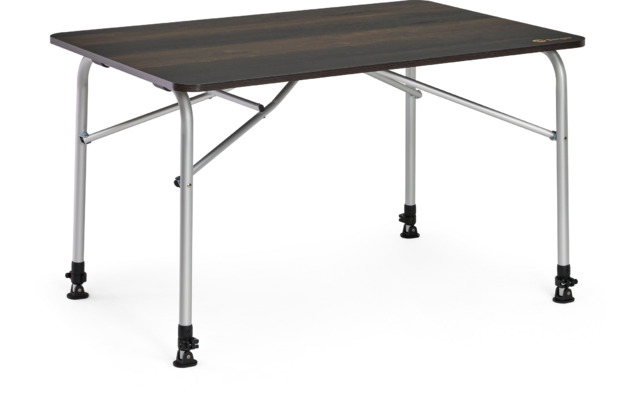Table rectangulaire avec plateau aspect bois foncé, quatre pieds métalliques argentés avec entretoises et pieds noirs réglables