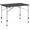Table rectangulaire avec plateau en bois foncé sur pieds métalliques pliants argentés et pieds en plastique noir