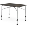 Table rectangulaire avec plateau aspect bois foncé, pieds métalliques argentés à réglage télescopique, embouts noirs en caoutchouc et entretoises métalliques sous le plateau