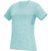T-shirt turquoise clair à manches courtes avec col rond sur fond blanc