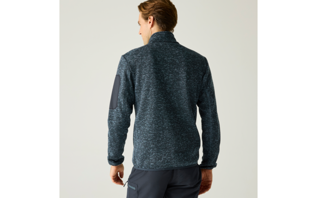 Rückenansicht eines Mannes in dunkelblau melierter Fleecejacke mit hohem Kragen, Ellbogenaufnäher am linken Ärmel und dunkler Hose vor hellem Hintergrund