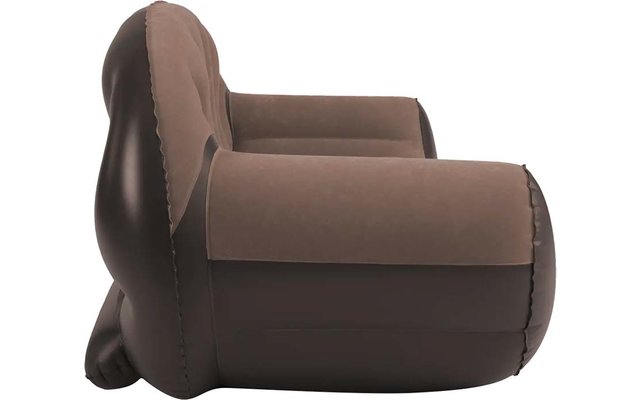 Zijaanzicht van een bruine opblaasbare fauteuil met afgeronde armleuningen en zichtbare naden