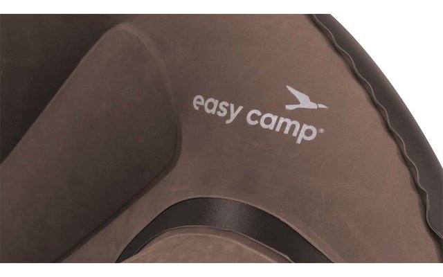 Close-up van bruin gevormd materiaal met witte tekst 'easy camp' en vogellogo, zichtbare naden en gevormde vulling