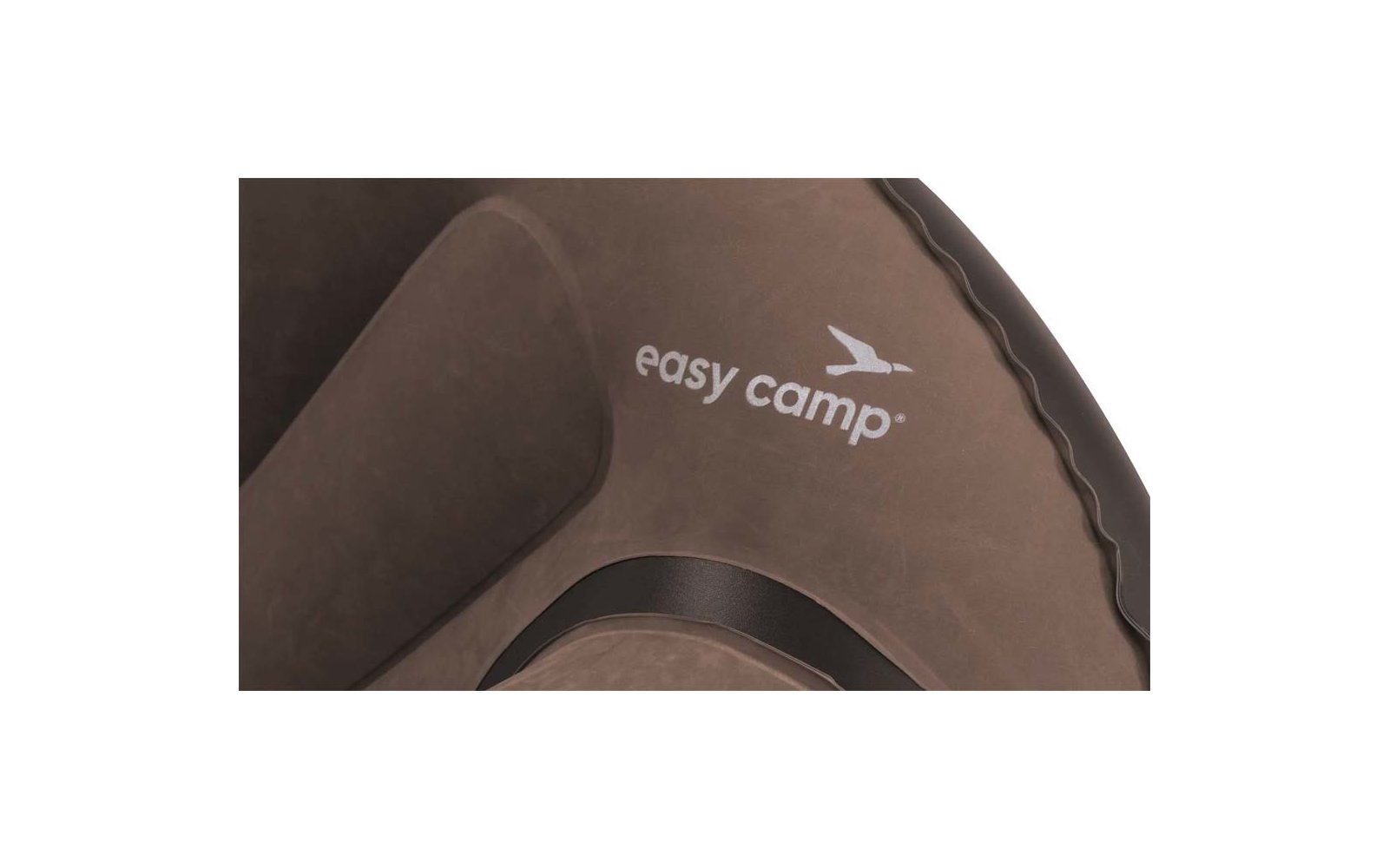 Close-up van bruin gevormd materiaal met witte tekst 'easy camp' en vogellogo, zichtbare naden en gevormde vulling