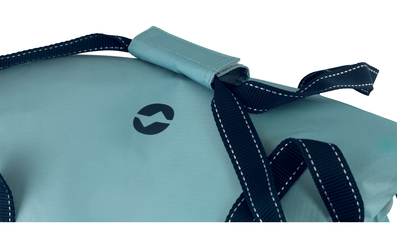 Hellblaue Stofffläche mit dunkelblauen Riemen, weißen Ziernähten und rundem dunkelblauem Logo