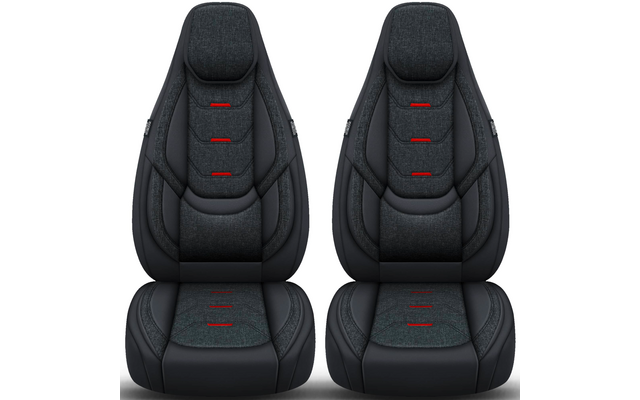 Zwei identische Autositze nebeneinander, dunkelgrauer Stoff mit schwarzen Seitenwangen, integrierte Kopfstützen und drei kleine rote Querstreifen auf Rückenlehne und Sitzfläche, Frontalansicht auf weißem Hintergrund