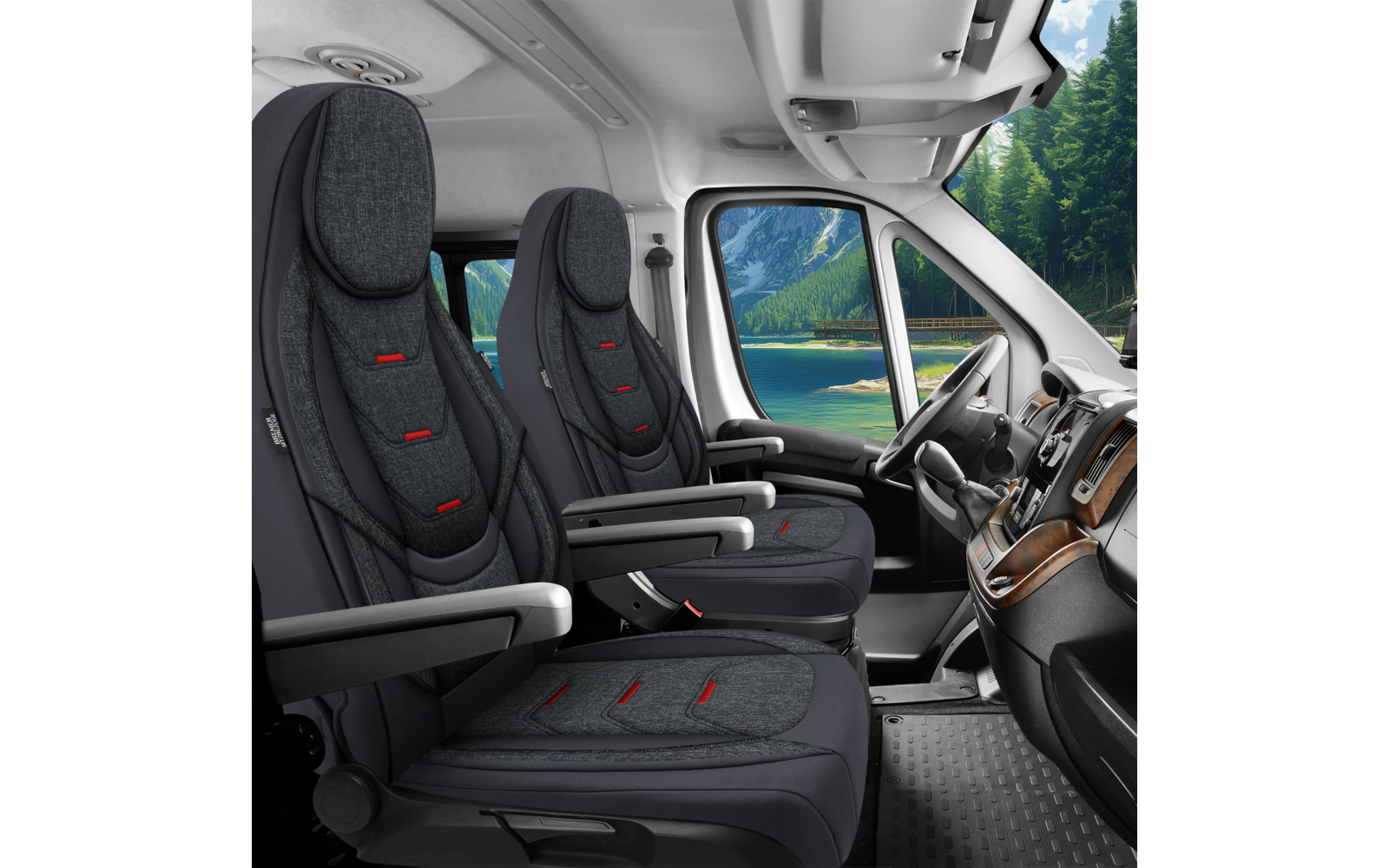 Innenraum eines Fahrzeugs mit zwei dunklen Vordersitzen mit Kopfstützen und Armlehnen, Lenkrad links, Armaturenbrett mit Holzdekor, Sicht auf See, Berge und Nadelwald durch das Fenster