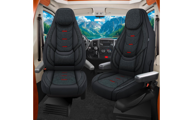 Zwei grauschwarze Vordersitze mit roten Nähten im Innenraum eines Fahrzeugs, Armaturenbrett, Lenkrad und Windschutzscheibe mit Berglandschaft