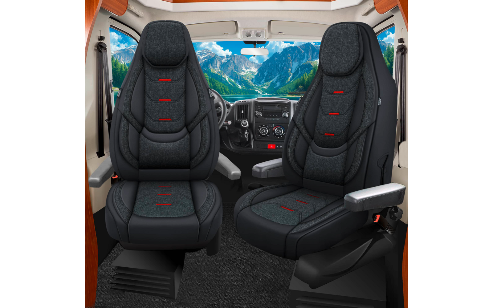 Zwei grauschwarze Vordersitze mit roten Nähten im Innenraum eines Fahrzeugs, Armaturenbrett, Lenkrad und Windschutzscheibe mit Berglandschaft