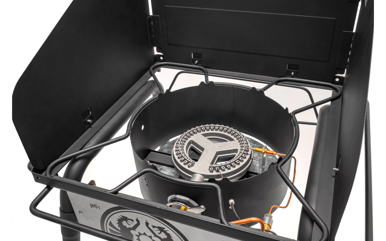 Grau-schwarzer Camping-Gaskocher mit rundem Brenner, Metalltopfträgern, offenen Windschutzklappen und orangefarbenem Gasschlauch