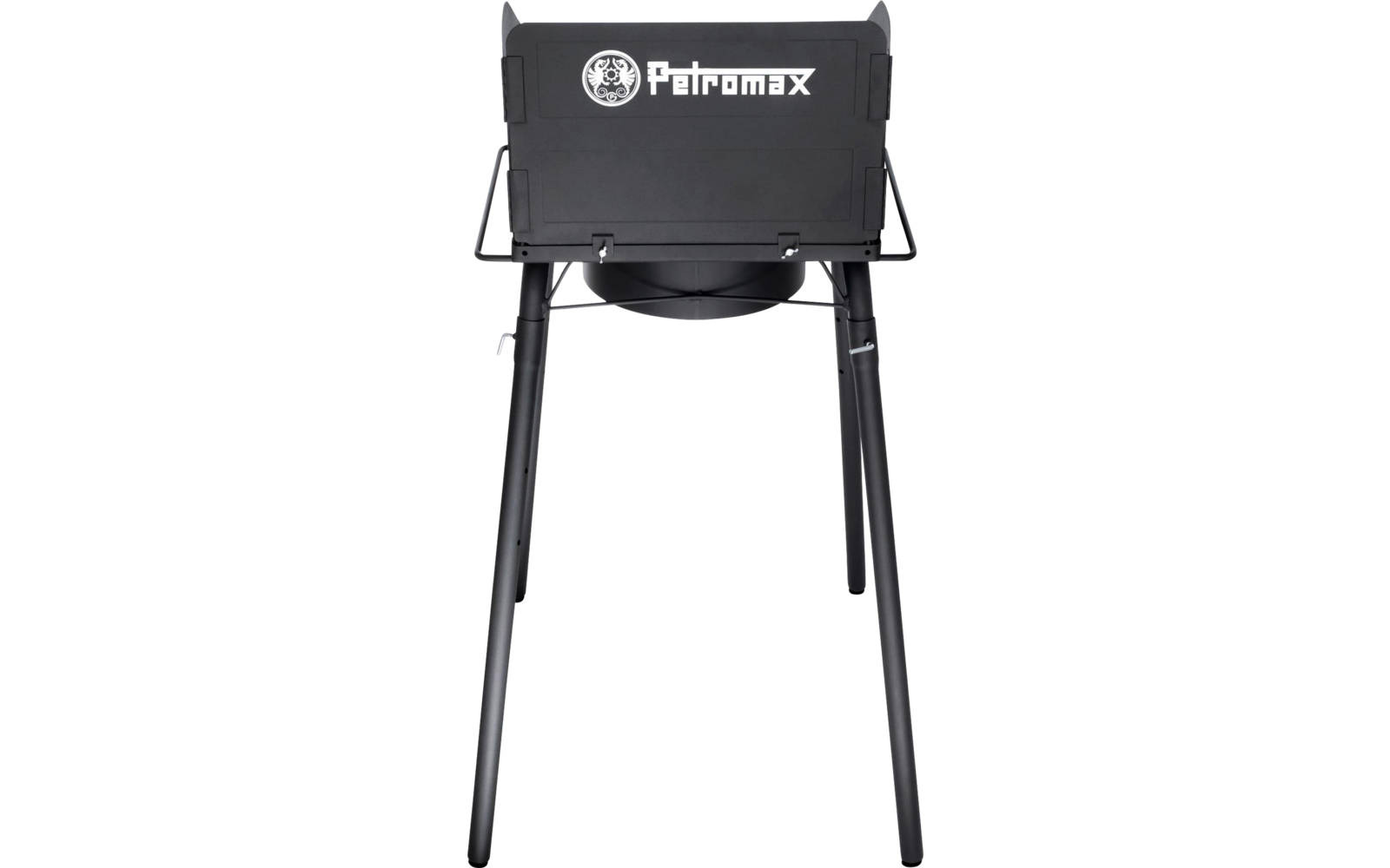 Schwarzes Metallgerät auf drei Beinen, rechteckiges Blech mit weißem Schriftzug "Petromax" und runde Feuerkammer darunter