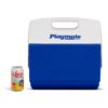 Blaue und weiße Kühlbox mit Tragegriff und Aufschrift "Playmate", links eine kleine Dose mit rot-weißem Etikett