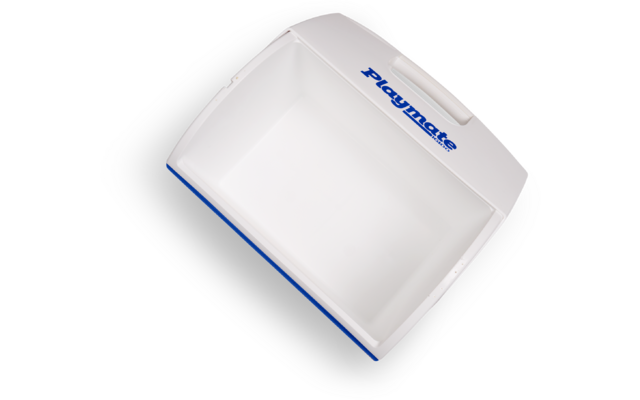 Weiße rechteckige Kunststoffschale mit Tragegriff, innen leer, blauer Schriftzug "Playmate" am oberen Rand und blaue Unterkante