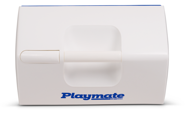 Weißer rechteckiger Kunststoffbehälter mit eingelassenem Griff oben, horizontalem Schieberegler links und blauem Text 'Playmate' vorne unten