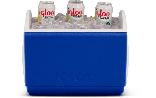 Blauer Igloo-Kühlbehälter mit Eis und drei weißen Dosen mit rotem 'igloo'-Schriftzug