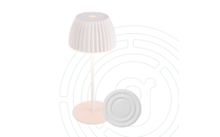 Weiße Tischlampe mit plissiertem Lampenschirm, dünnem Ständer und rundem hellrosa Fuß; davor eine runde weiße Scheibe mit konzentrischen Ringen; Hintergrund mit hellgrünen, gebogenen Linien