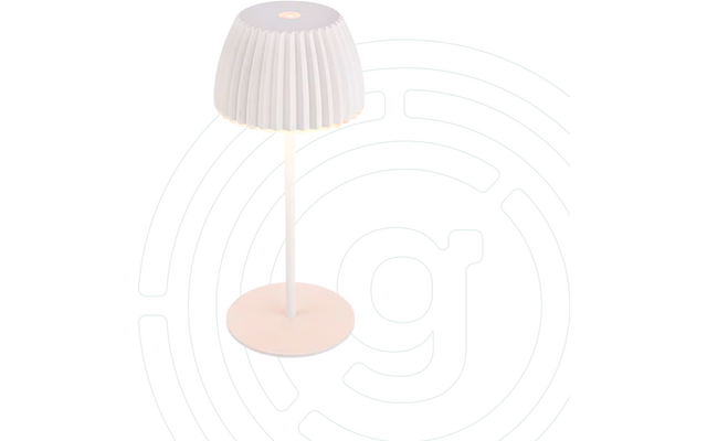 Helle rosa Tischlampe mit plissiertem Lampenschirm, schlankem Ständer und rundem Sockel auf hellem Hintergrund mit dezentem kreisförmigem Wasserzeichen