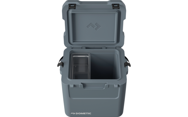 Offener blauer Kühlbox mit zwei Fächern innen und schwarzen Griffen