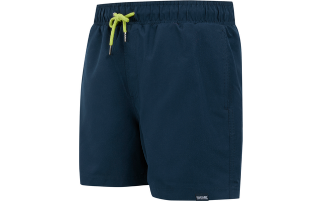 Dunkelblaue kurze Badeshorts mit elastischem Bund, hellgrünem Kordelzug, seitlichen Eingrifftaschen und kleinem weißen Etikett am Saum