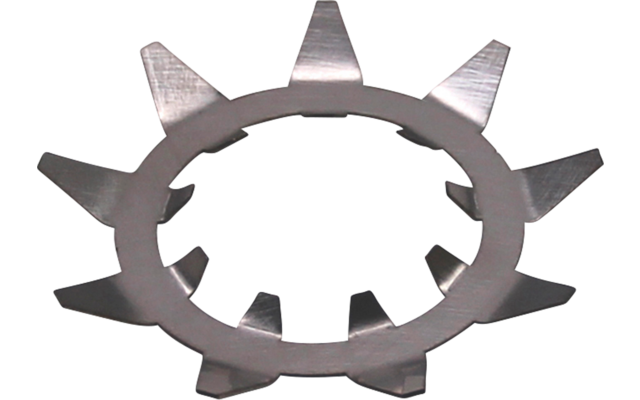 Anneau métallique rond avec dents pointues orientées vers l'extérieur et petites languettes internes; surface argentée, isolé sur fond clair