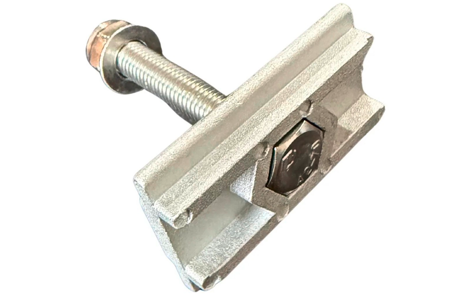 Pièce métallique argentée en forme de rail avec un écrou hexagonal inséré, une tige filetée traversante, une rondelle et un écrou