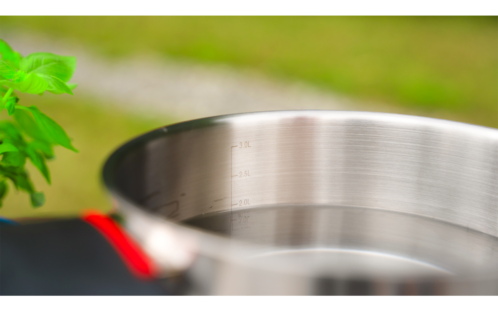 Gros plan d'une casserole en métal sur une cuisinière